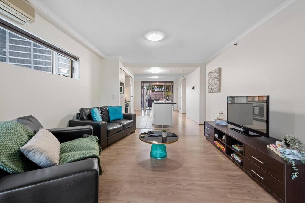 Superb 2bed 2bath 1car Views Cbd Apartment *
